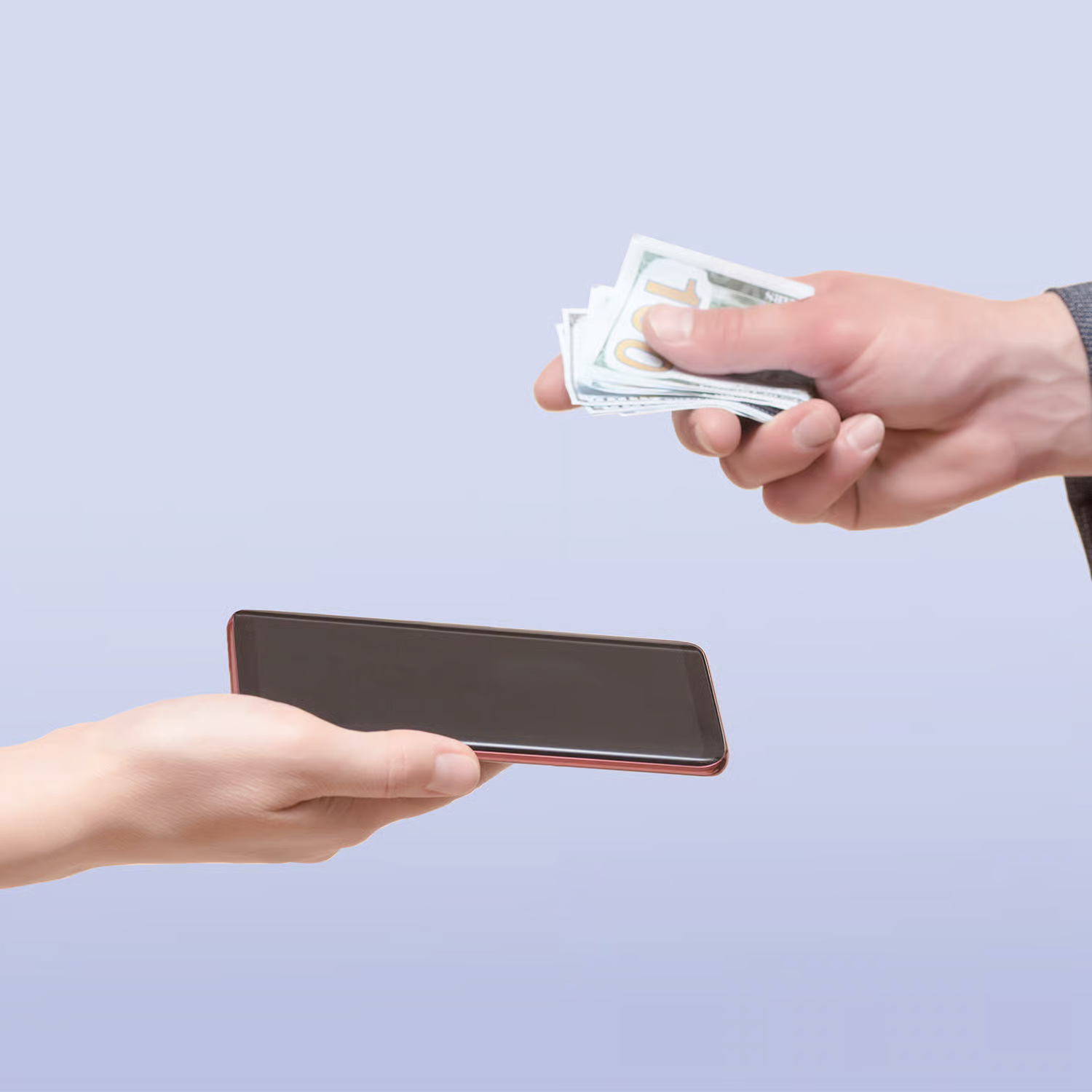 Eine Hand gibt Bargeld, die andere hält ein Smartphone – Altgerät verkaufen