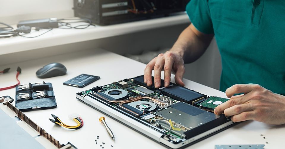 MacBook wird in der Werkstatt geöffnet und geprüft